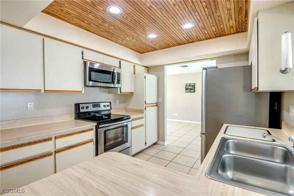 2210 SE 8th Terrace Cape Coral FL 33990