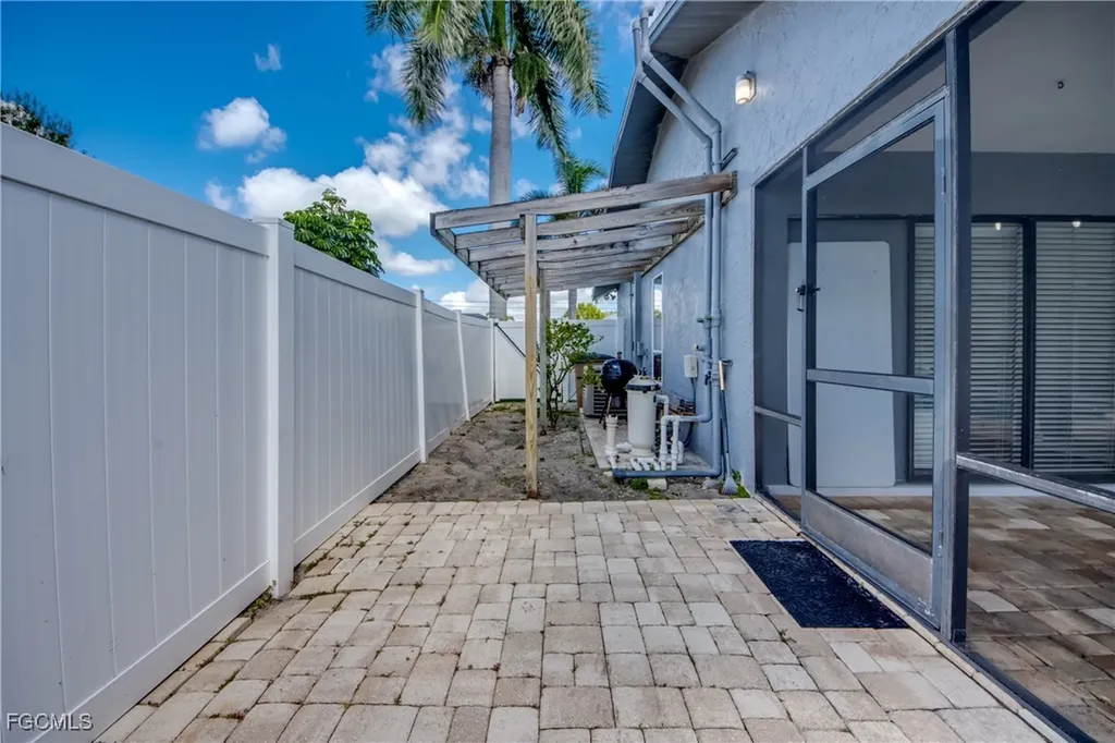 2210 SE 8th Terrace Cape Coral FL 33990