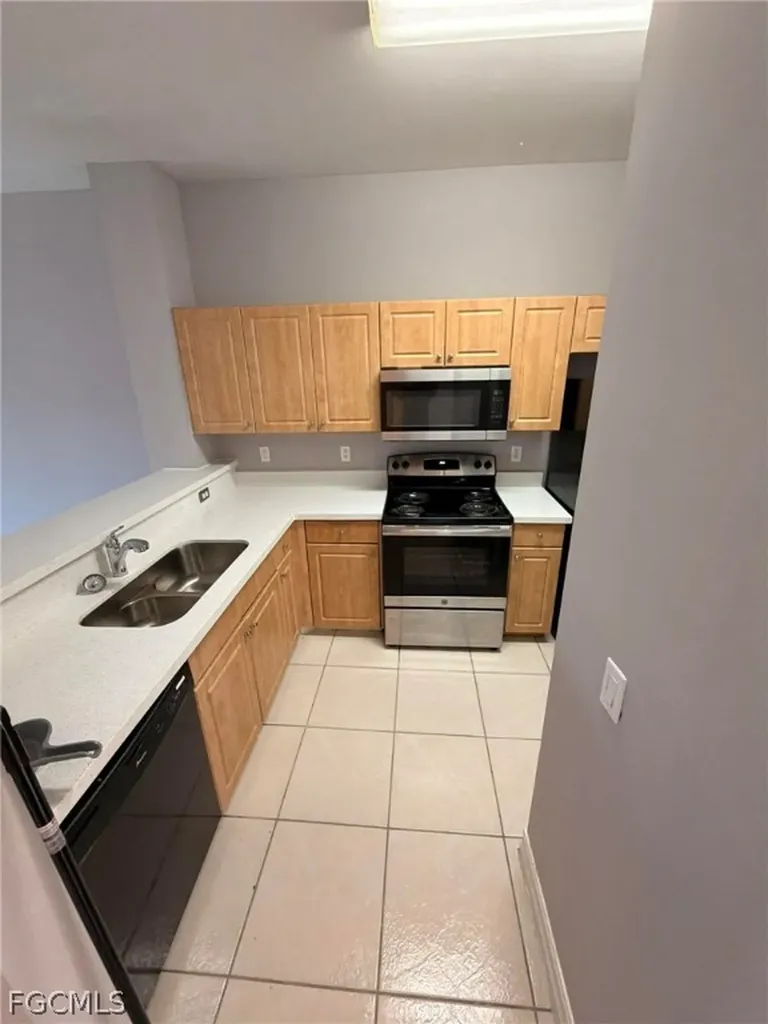 607 SE 13th Place Cape Coral FL 33990