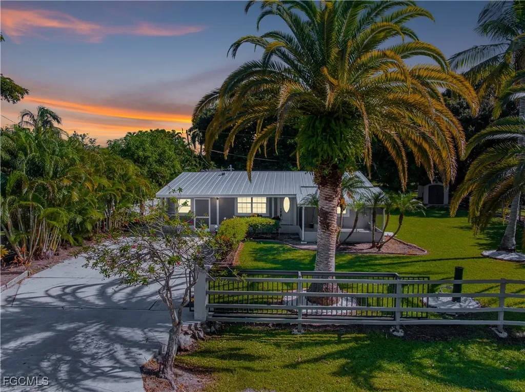 327 Montgomery Avenue Fort Myers FL 33905