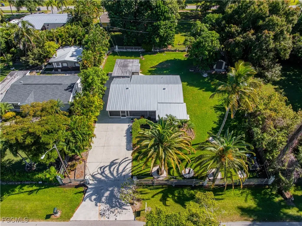 327 Montgomery Avenue Fort Myers FL 33905