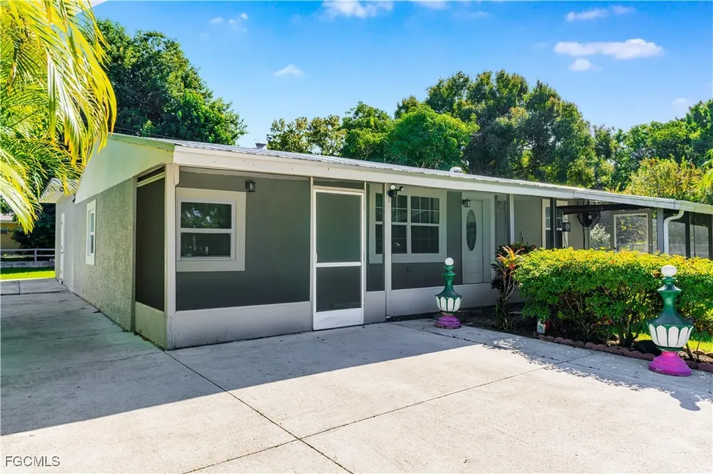 327 Montgomery Avenue Fort Myers FL 33905
