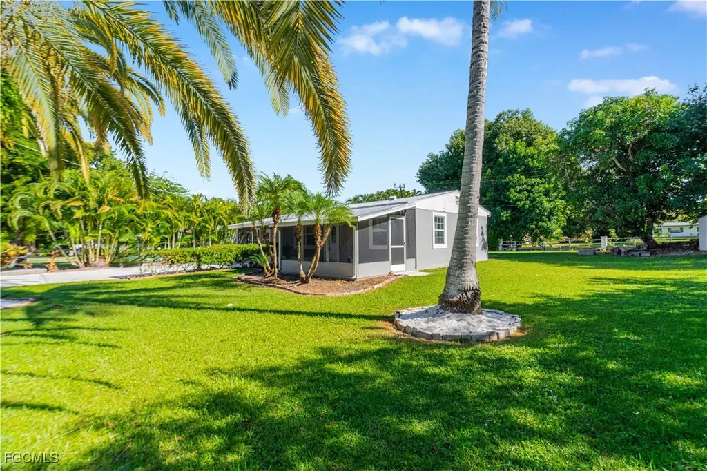 327 Montgomery Avenue Fort Myers FL 33905