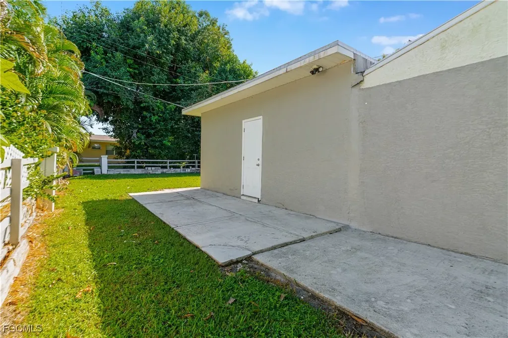 327 Montgomery Avenue Fort Myers FL 33905