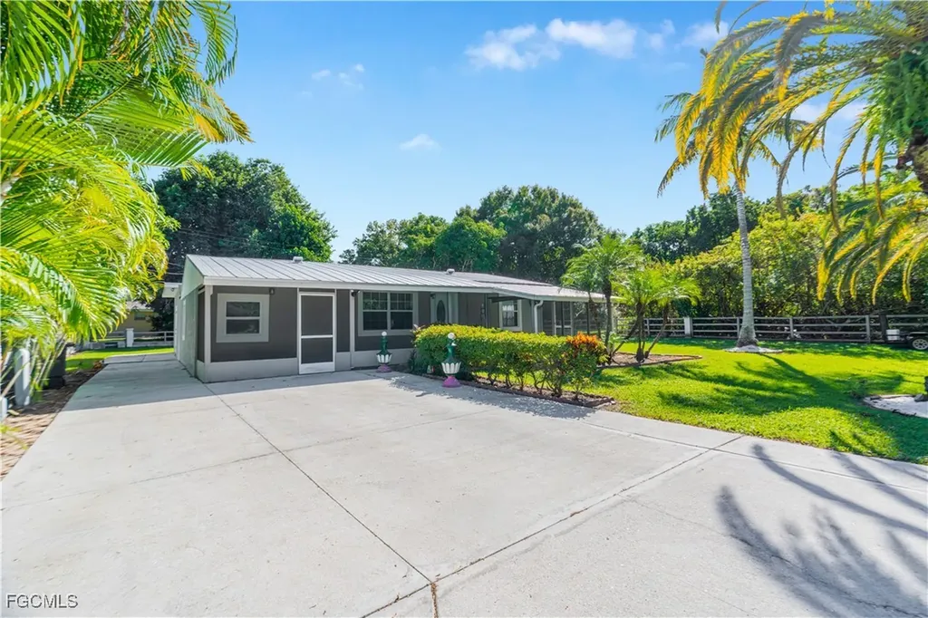 327 Montgomery Avenue Fort Myers FL 33905