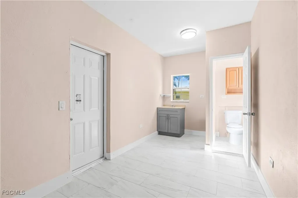 327 Montgomery Avenue Fort Myers FL 33905