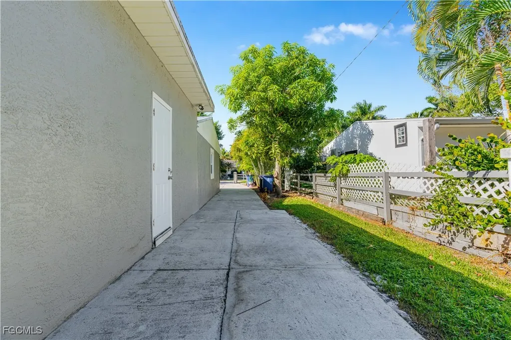 327 Montgomery Avenue Fort Myers FL 33905