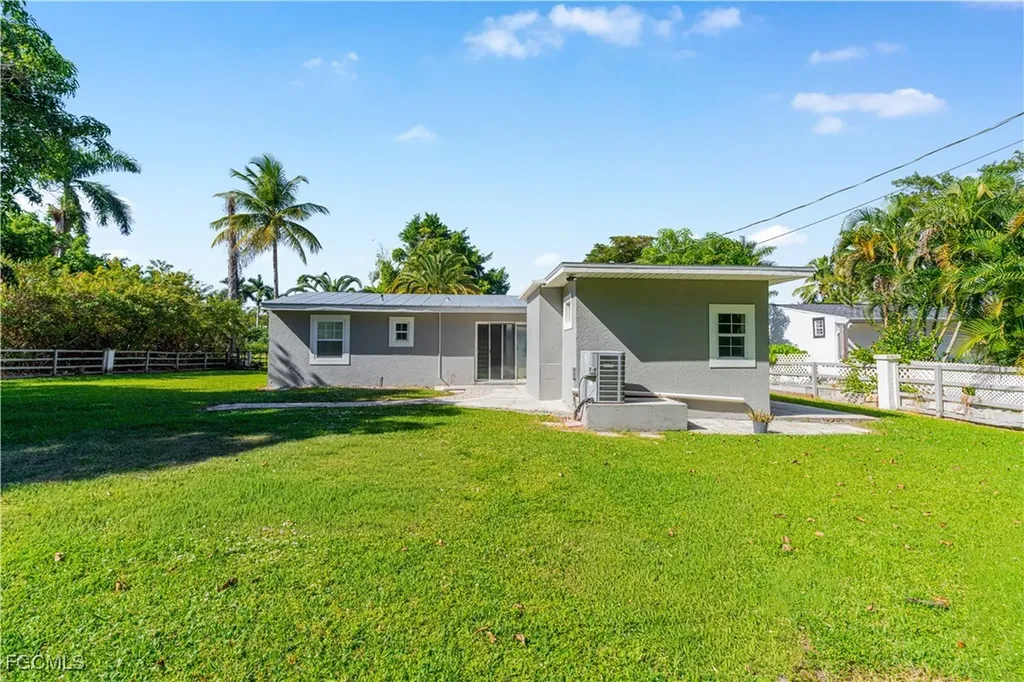 327 Montgomery Avenue Fort Myers FL 33905