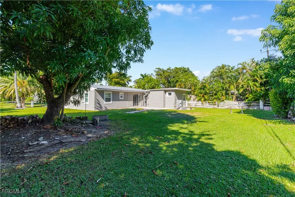 327 Montgomery Avenue Fort Myers FL 33905