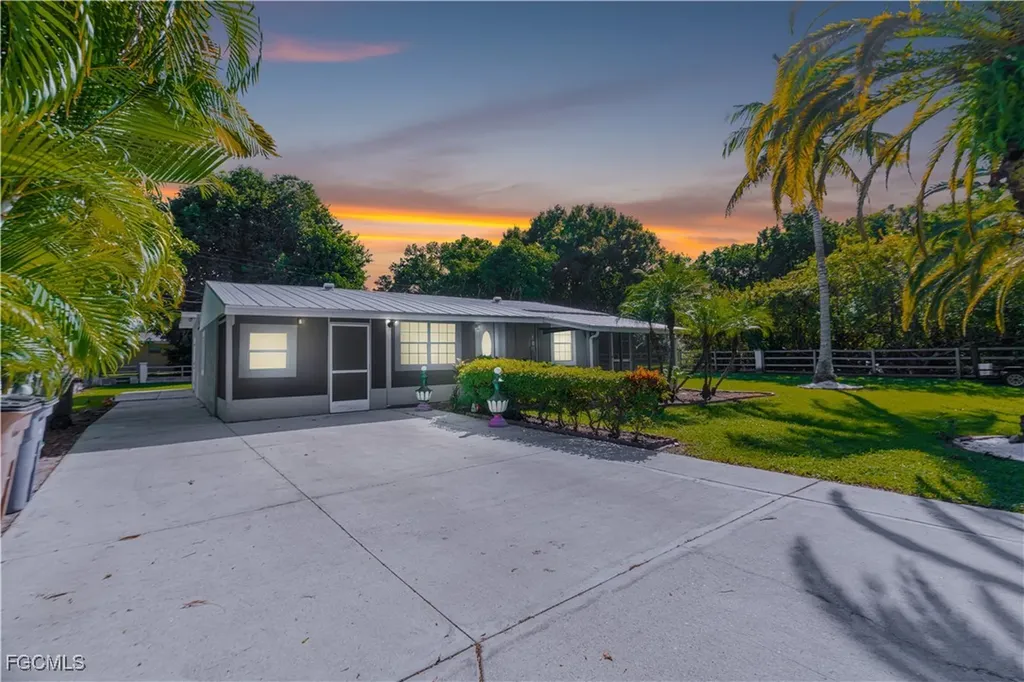 327 Montgomery Avenue Fort Myers FL 33905