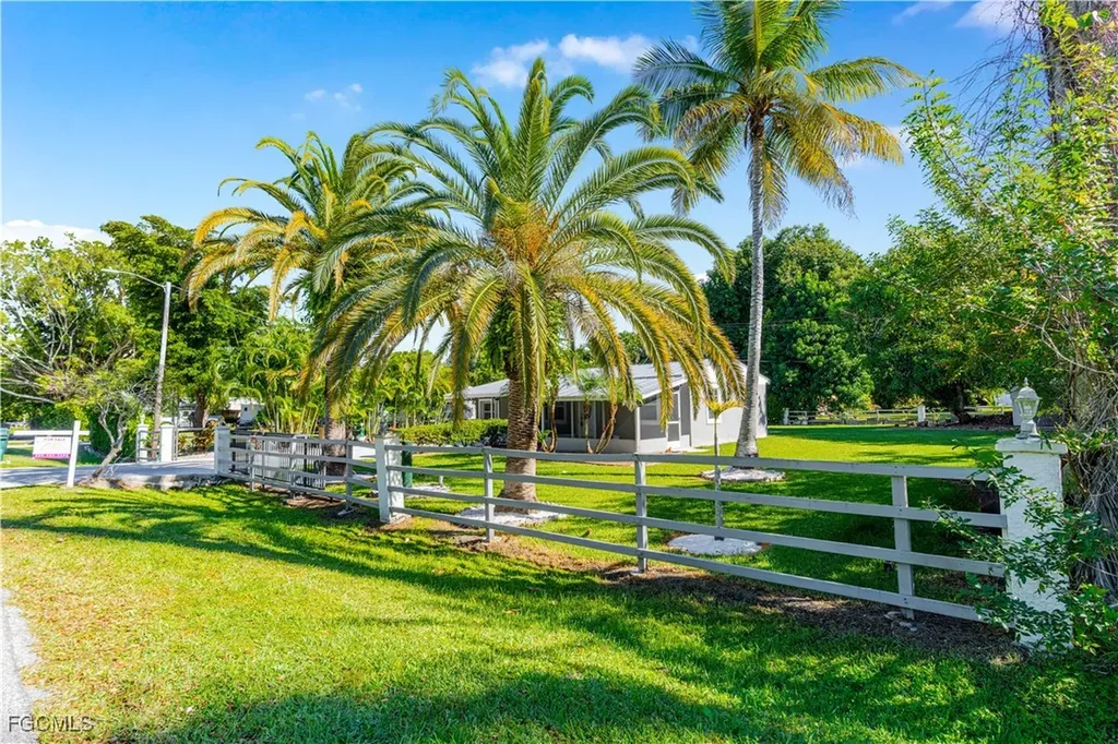 327 Montgomery Avenue Fort Myers FL 33905