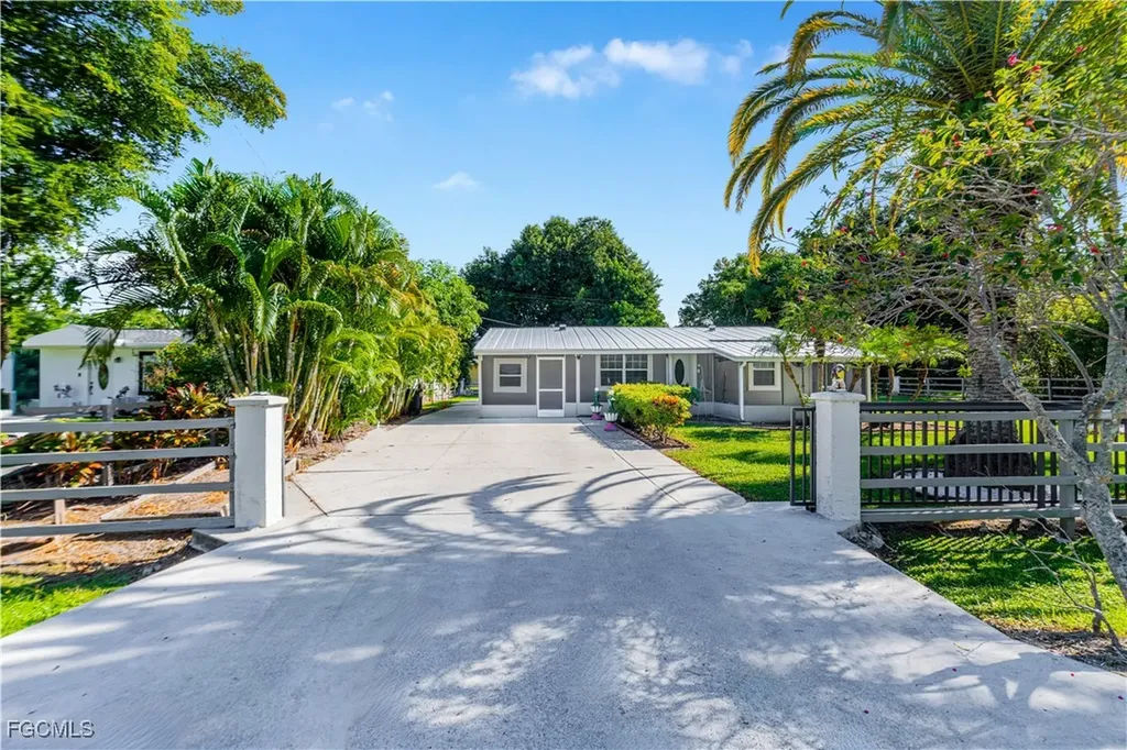 327 Montgomery Avenue Fort Myers FL 33905
