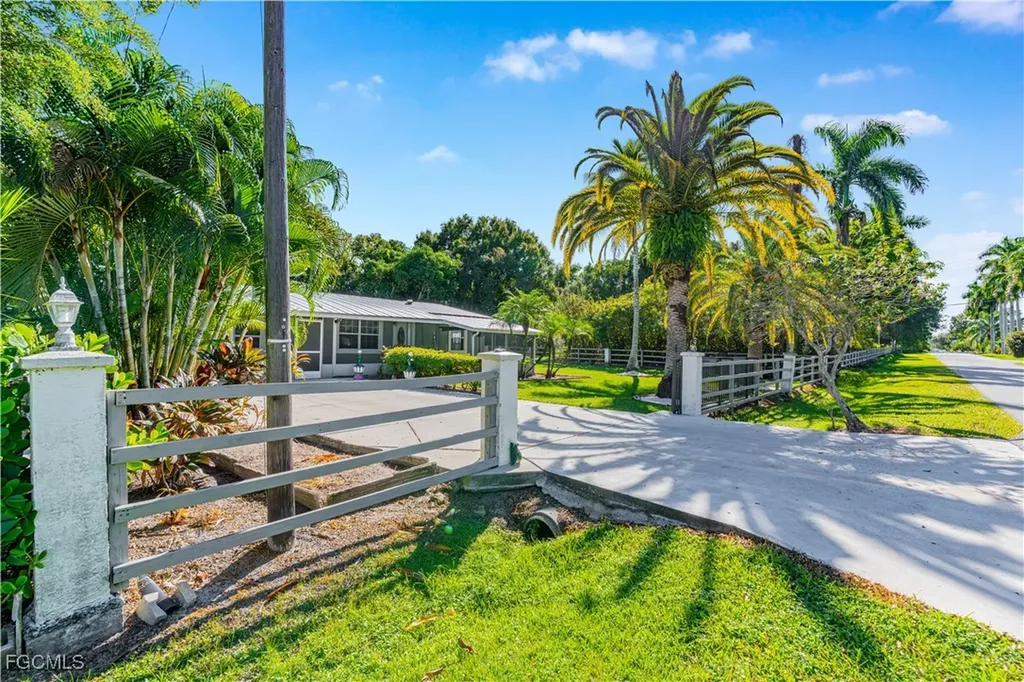 327 Montgomery Avenue Fort Myers FL 33905