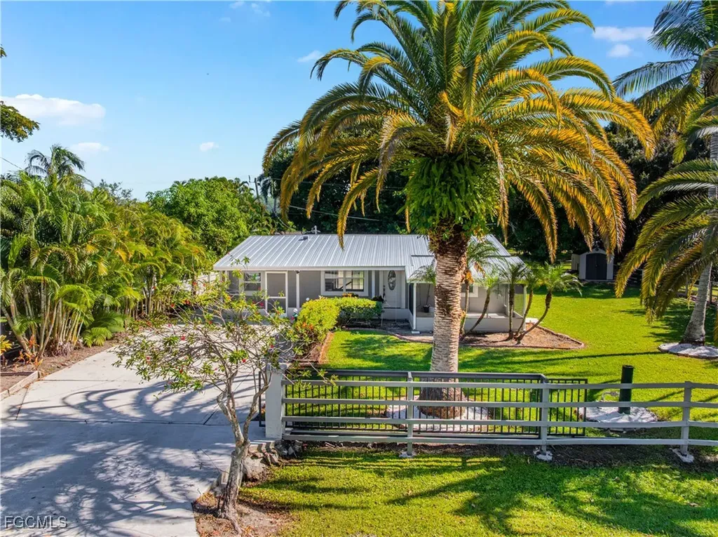 327 Montgomery Avenue Fort Myers FL 33905