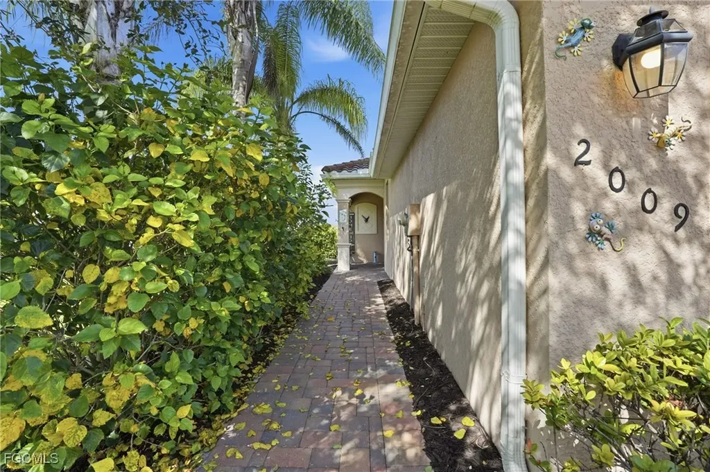 2009 Tamarron Lane Naples FL 34120