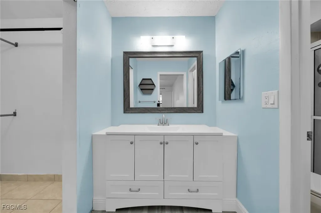 719 SE 12th Avenue Cape Coral FL 33990