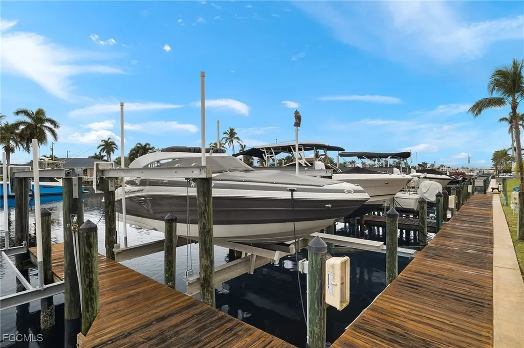 1814 Beach Parkway Cape Coral FL 33904