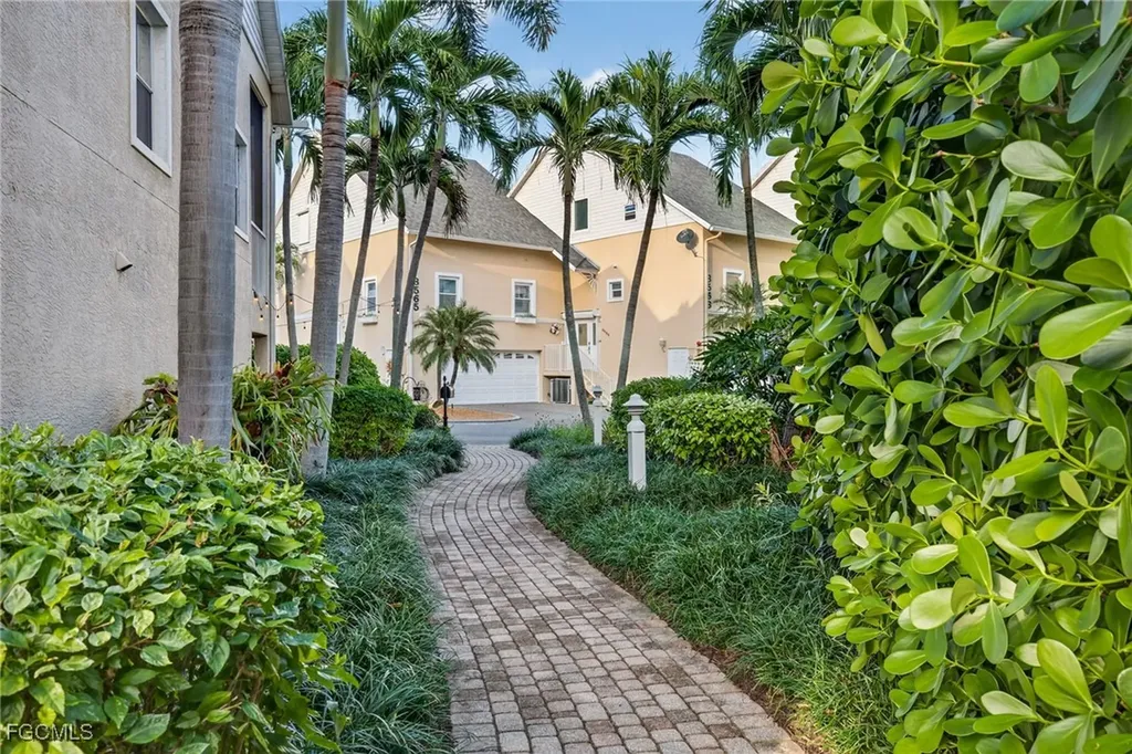 821 James Street Fort Myers FL 33916