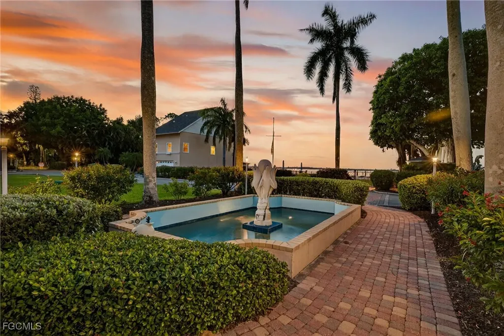 821 James Street Fort Myers FL 33916