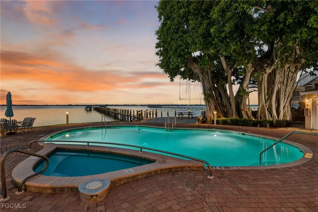 821 James Street Fort Myers FL 33916