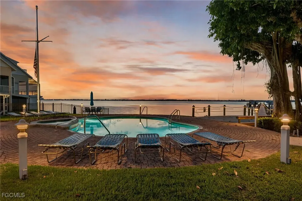 821 James Street Fort Myers FL 33916