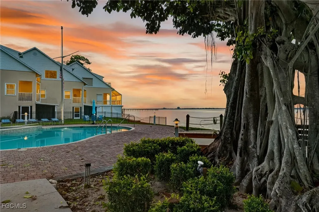 821 James Street Fort Myers FL 33916