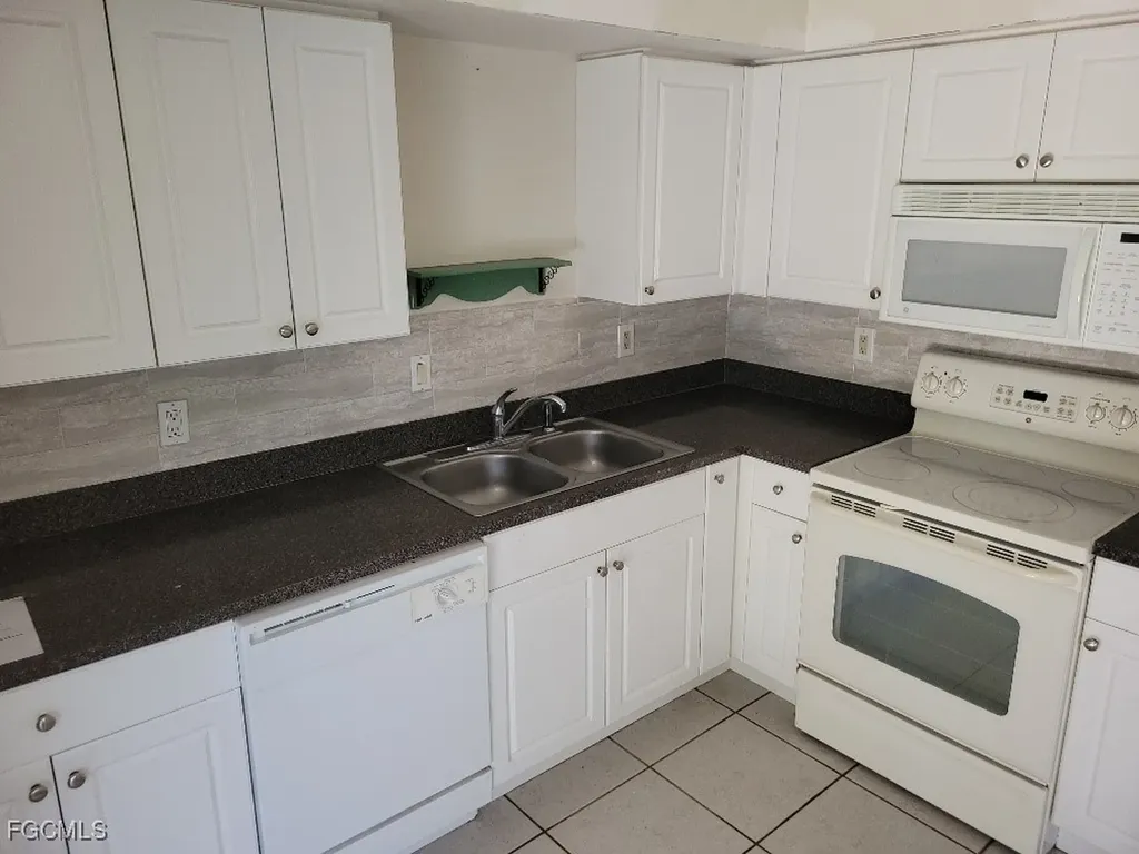 2210 SE 11th Avenue Cape Coral FL 33990