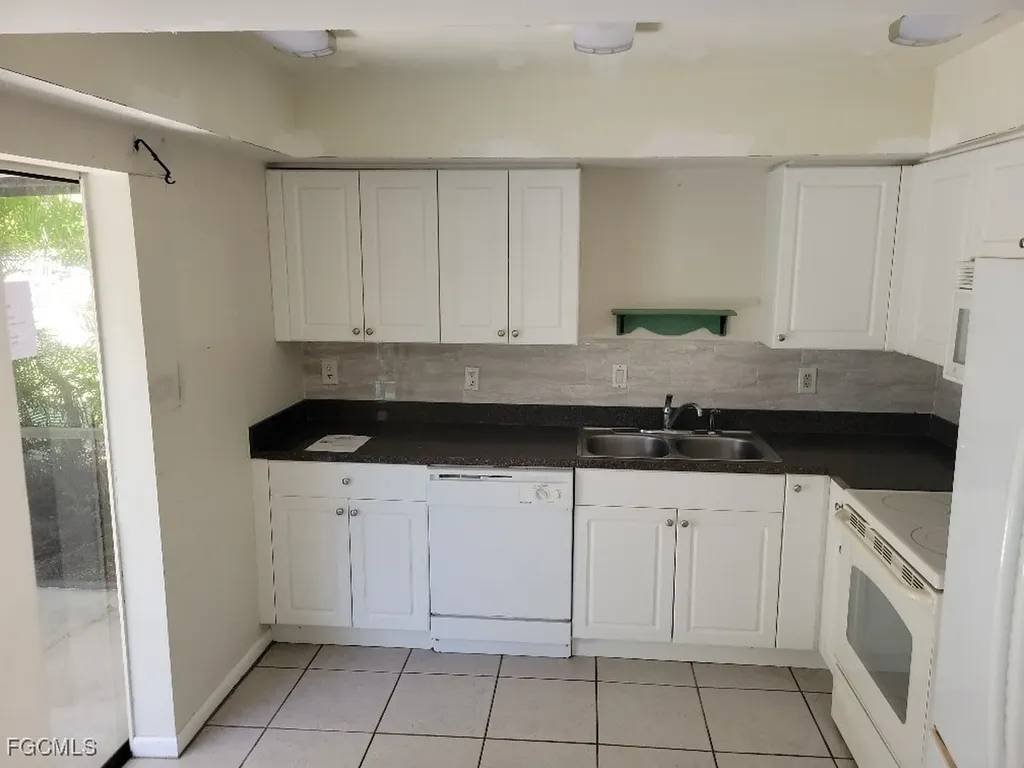 2210 SE 11th Avenue Cape Coral FL 33990