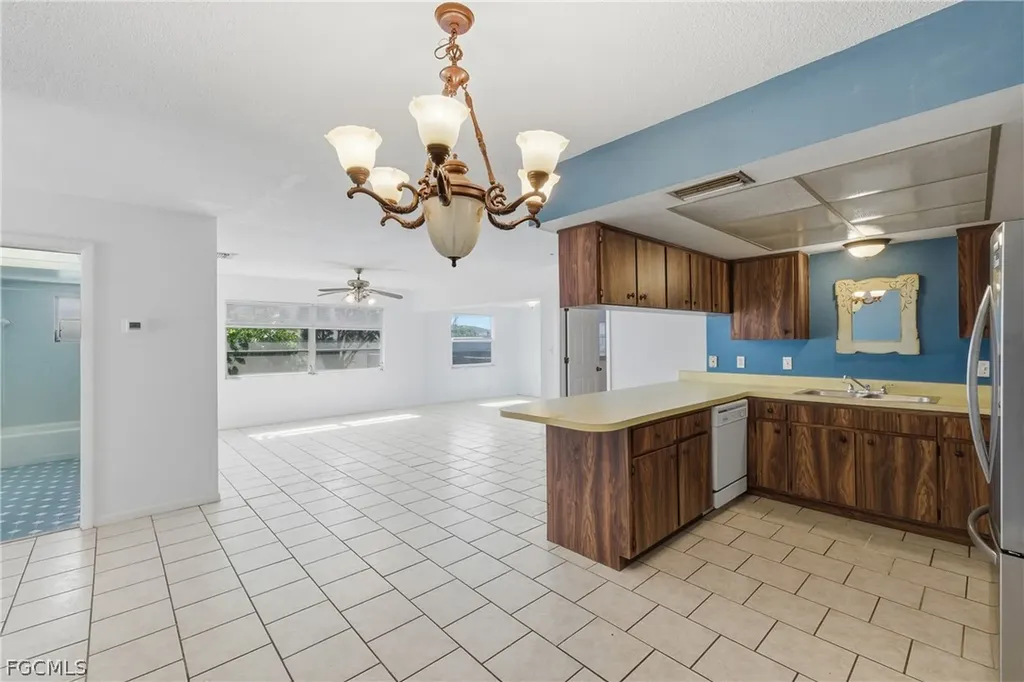 924 SE 24th Avenue Cape Coral FL 33990