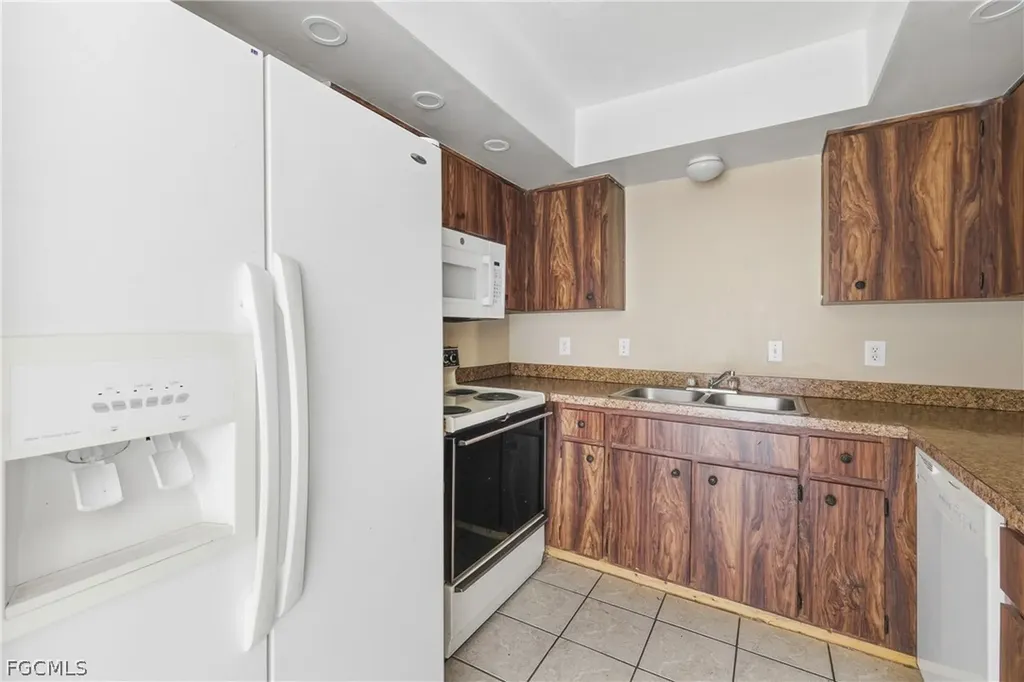 924 SE 24th Avenue Cape Coral FL 33990