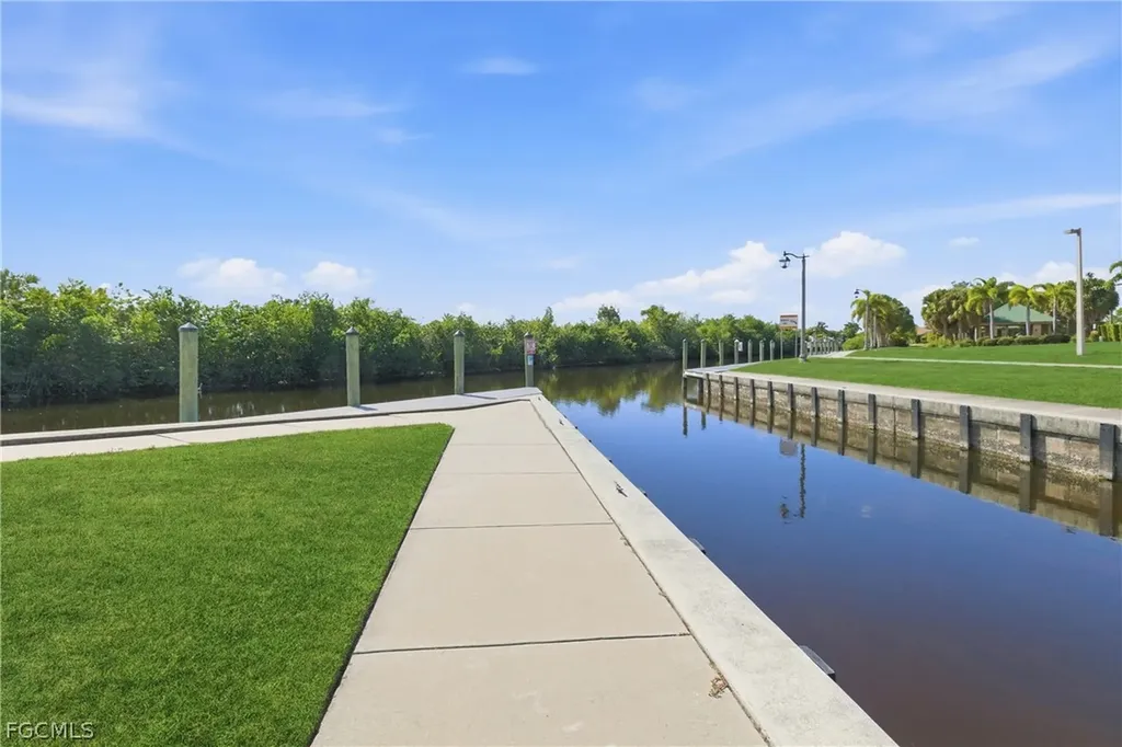 924 SE 24th Avenue Cape Coral FL 33990