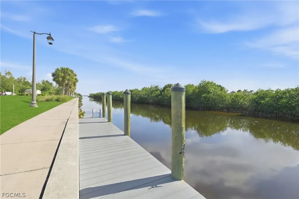 924 SE 24th Avenue Cape Coral FL 33990