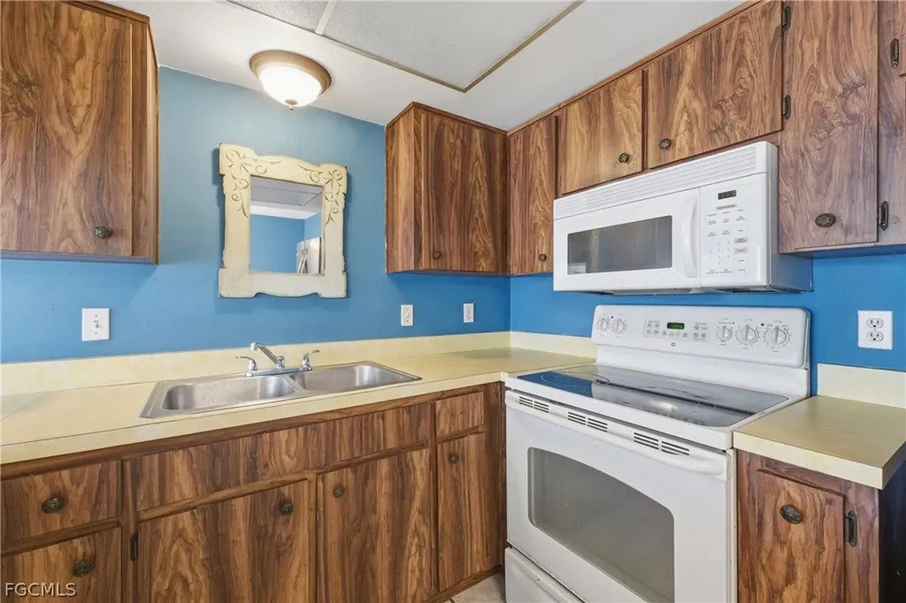 924 SE 24th Avenue Cape Coral FL 33990