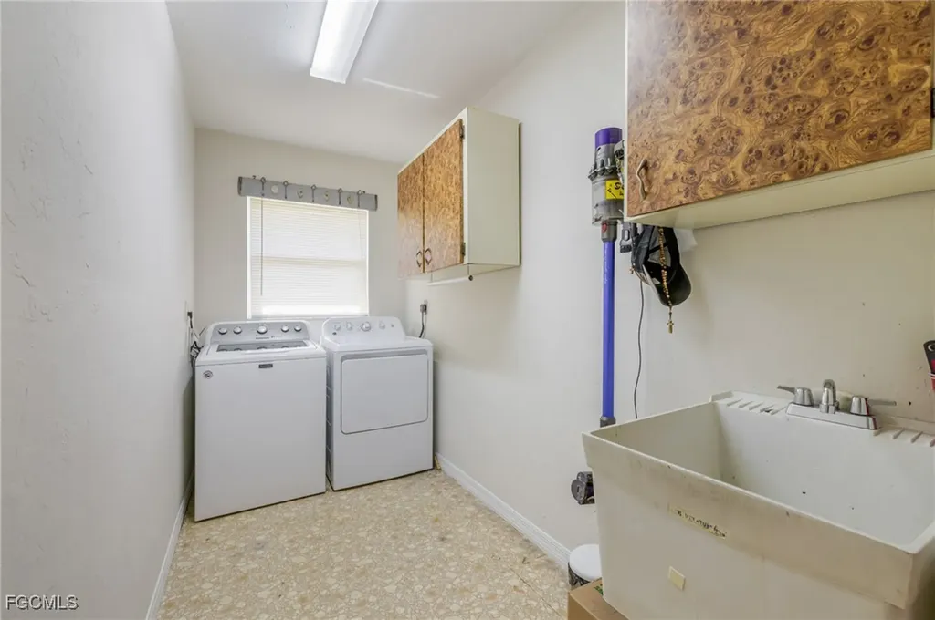 1518 SE 10th Place Cape Coral FL 33990