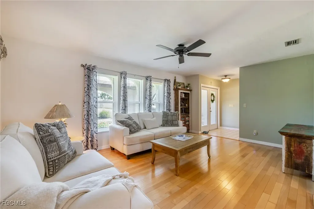 1518 SE 10th Place Cape Coral FL 33990