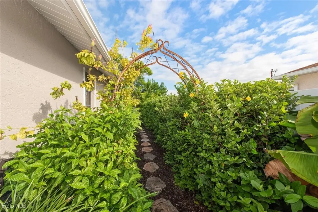 207 SE 43rd Lane Cape Coral FL 33904