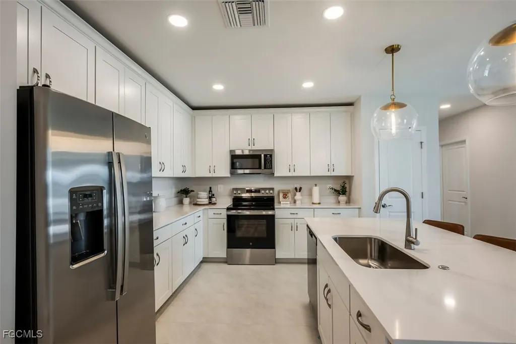 250 Lakeside Breeze Way Lehigh Acres FL 33936