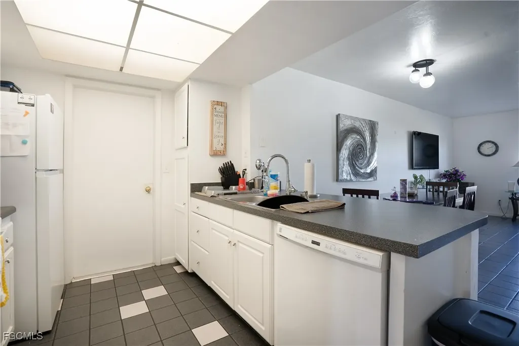 931/933 SE 23rd Place Cape Coral FL 33990