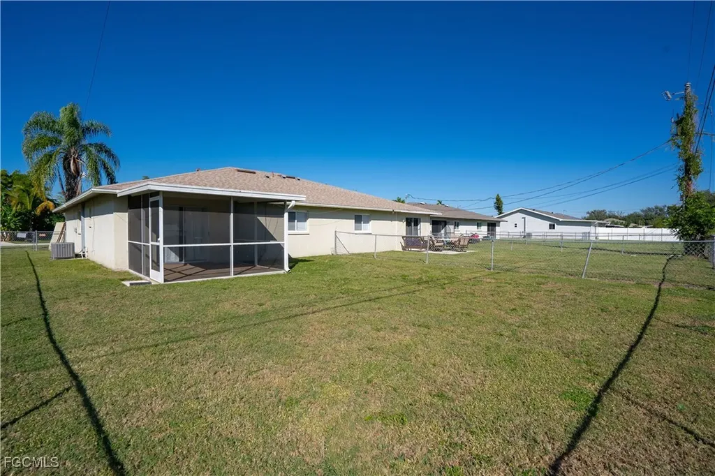 931/933 SE 23rd Place Cape Coral FL 33990