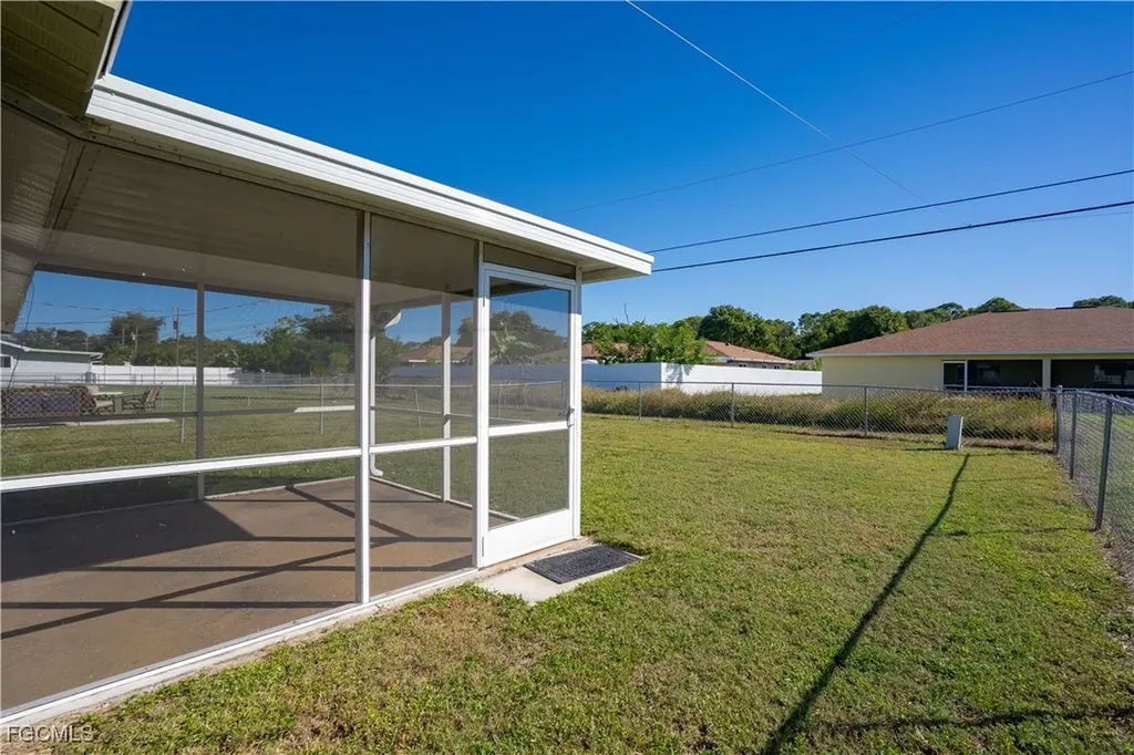 931/933 SE 23rd Place Cape Coral FL 33990
