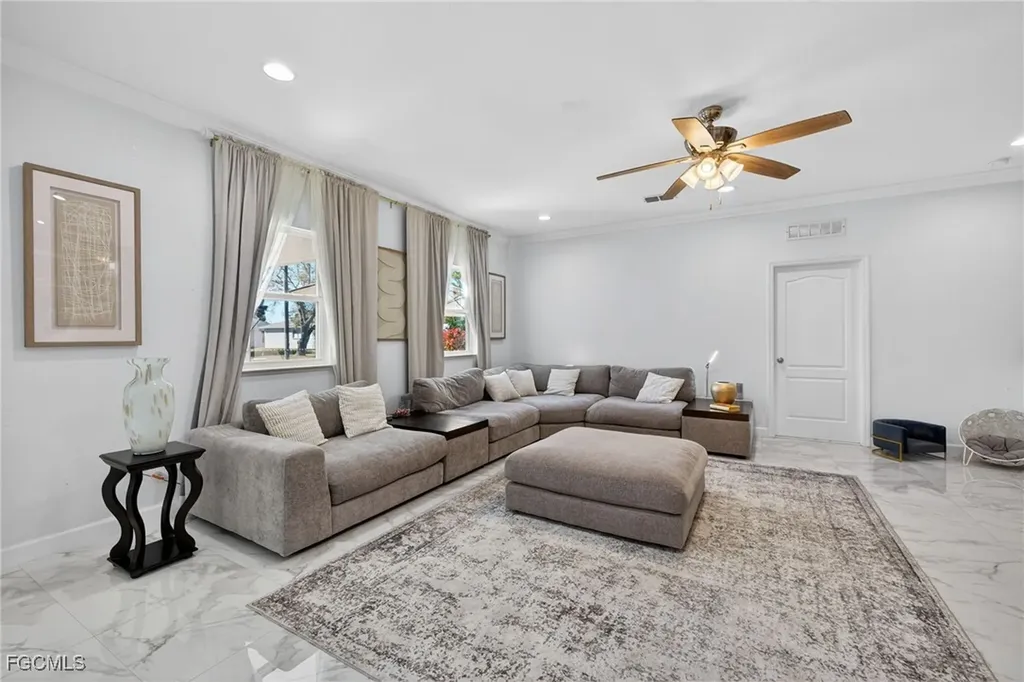 812 SW 11th Court Cape Coral FL 33991