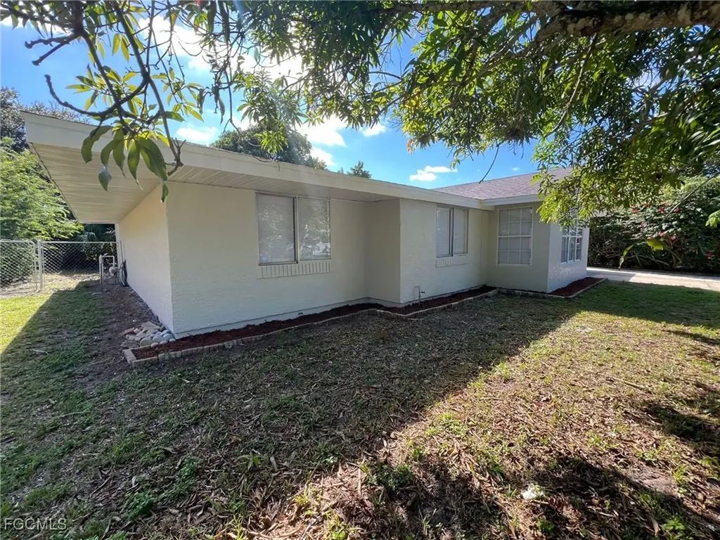 4033 School Circle Labelle FL 33935