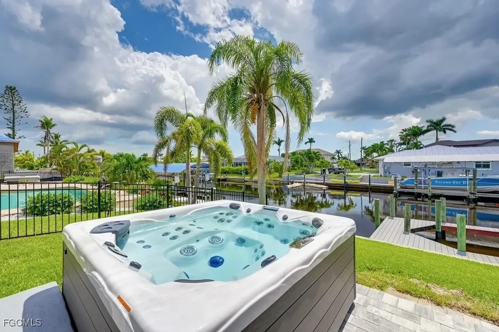 2528 SE 25th Avenue Cape Coral FL 33904