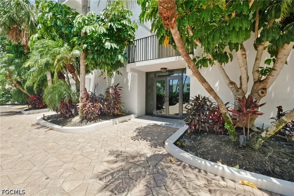 10562 Gulf Shore Drive Naples FL 34108