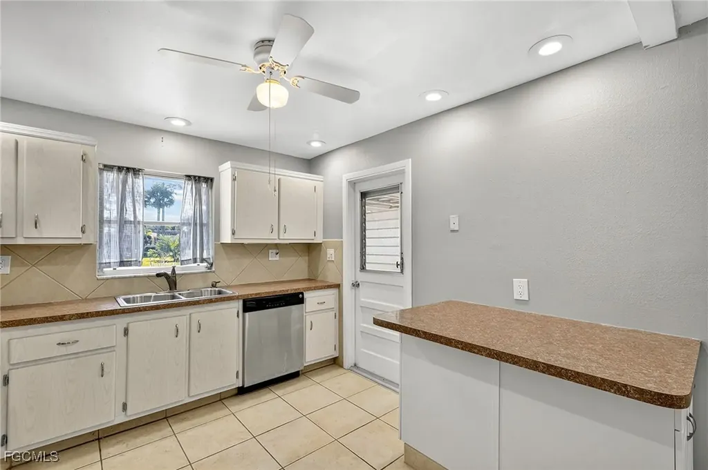 536 Pangola Drive North Fort Myers FL 33903