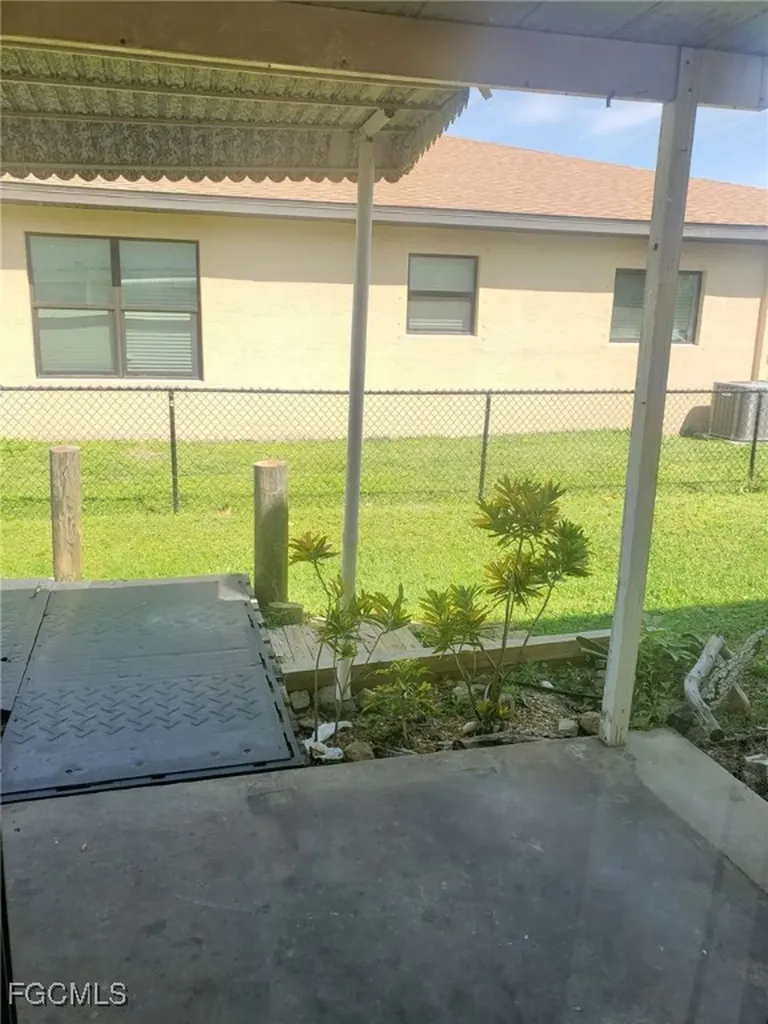 622 SE 13th Court Cape Coral FL 33990