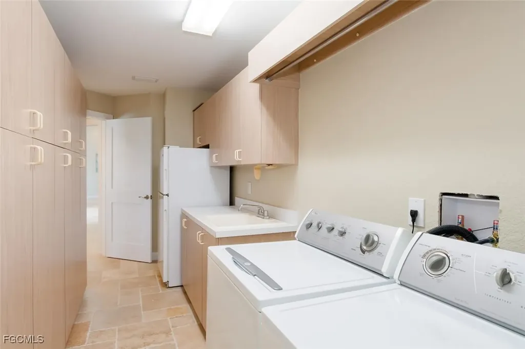 4902 SW 5th Place Cape Coral FL 33914