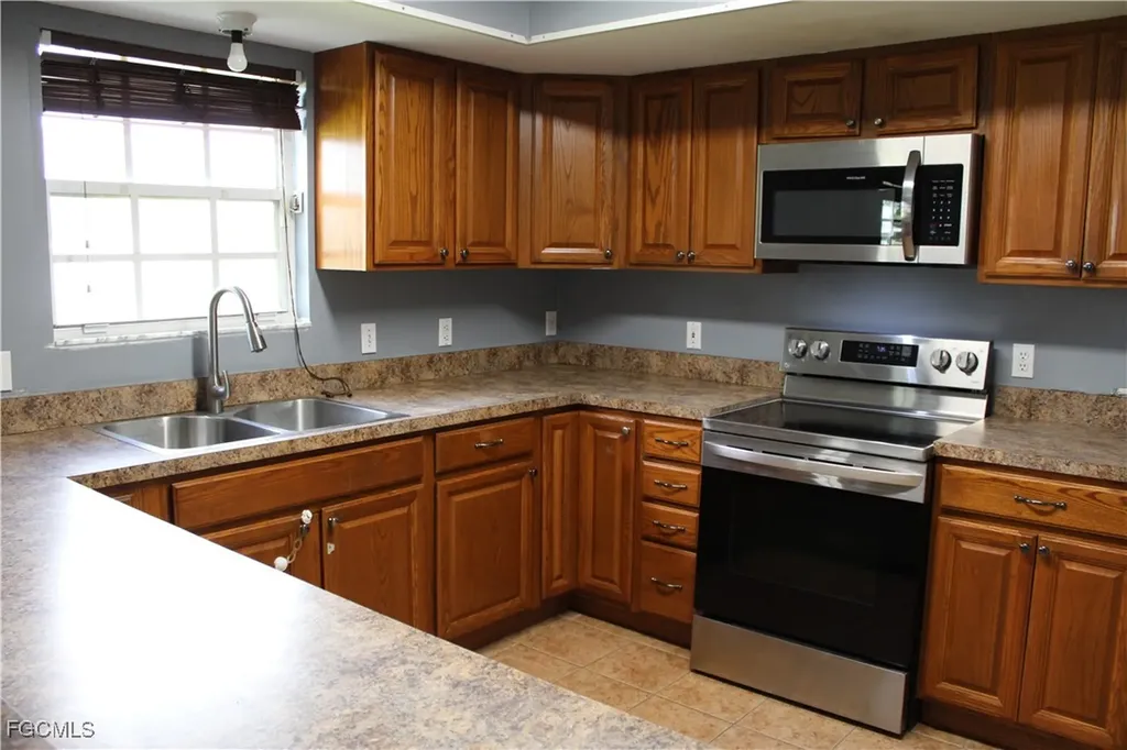 1834 NW 5th Place Cape Coral FL 33993