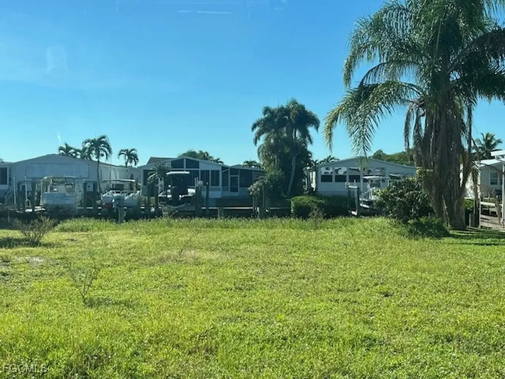 5547 Sir Walter Way North Fort Myers FL 33917