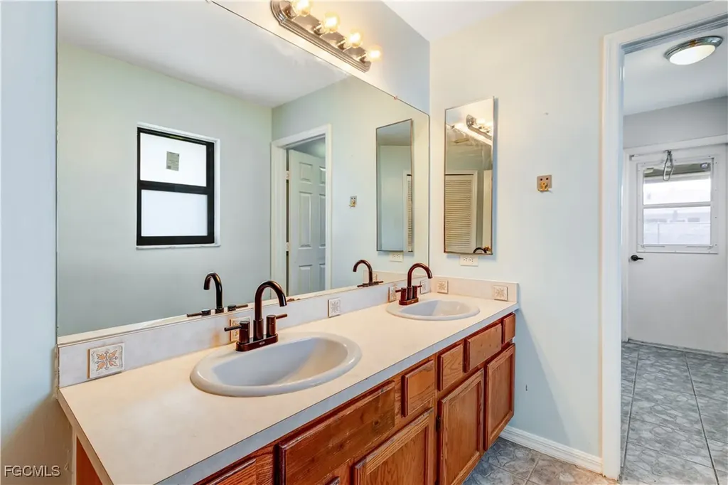 3013 SW 2nd Avenue Cape Coral FL 33914